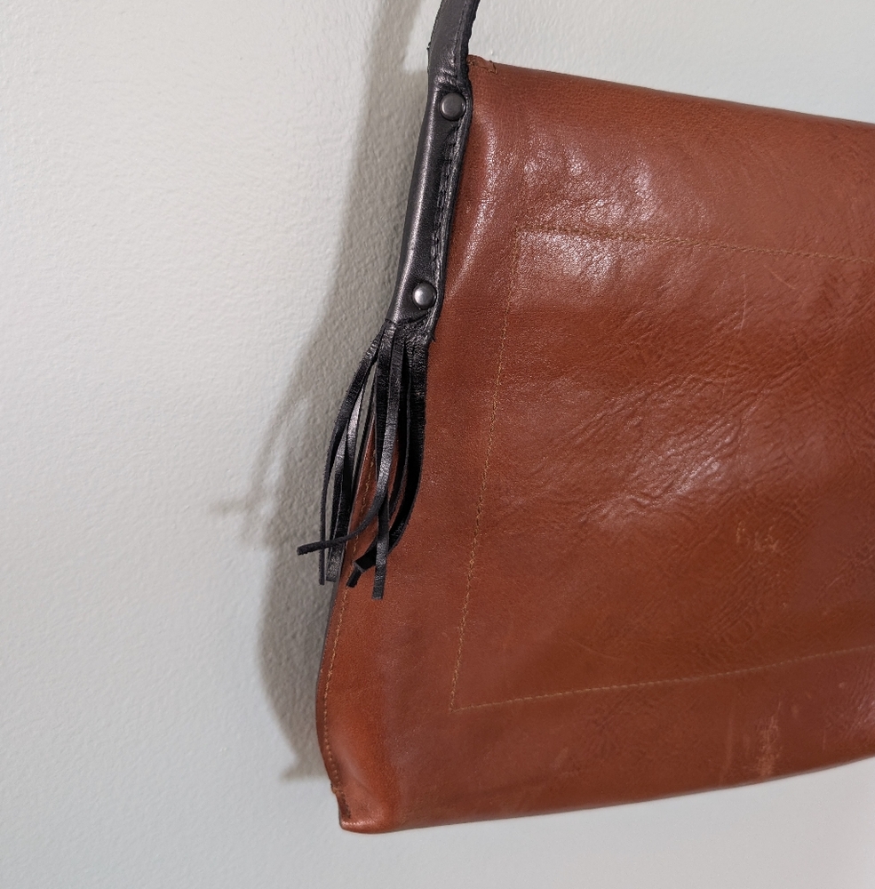 Leather Crossbody Bag in Brown - Classic Everyday Style - Picture 4 of 9